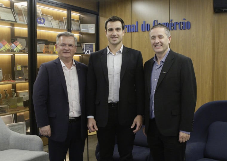 Presidente da Federação Varejista do RS, Ivonei Pioner e o presidente da CDL Metropolitana, Marcos Carbone com o diretor-presidente Giovanni Jarros Tumelero