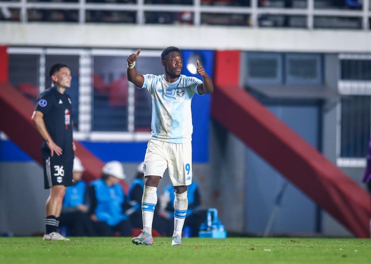 RS - FUTEBOL/CONMEBOL SULAMERICANA 2026 /GREMIO X RIESTRA- ESPORTES - Lance da partida entre Gremio e Riestra disputada na noite desta terca-feira, no estádio Pedro Bidegain (Nuevo Gasometro), em Buenos Aires, valida pela Copa Sulamericana 2026. FOTO: LUCAS UEBEL/GREMIO FBPA