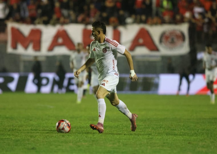 Vitinho e Borré brilham em Pelotas e garantem título ao Colorado