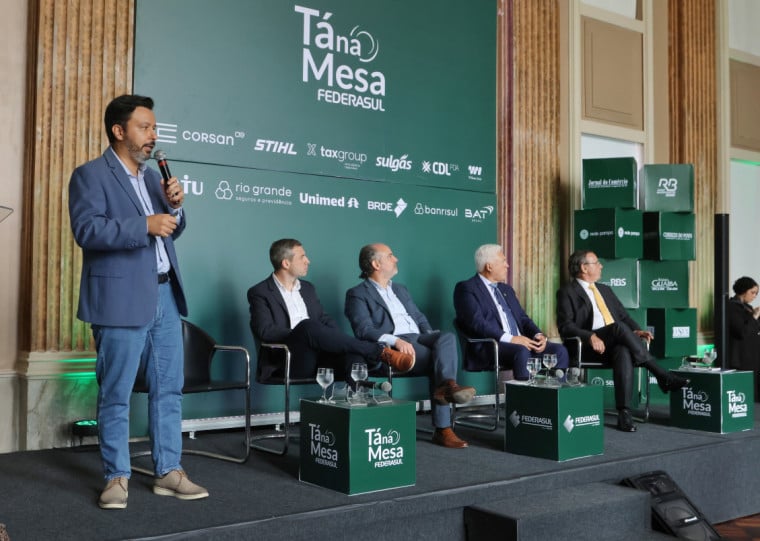 Hiratan Pinheiro, do Dnit RS, e os prefeitos de Itaqui, Leonardo Betin, e de Quaraí, Jeferson Pires, participaram do debate 