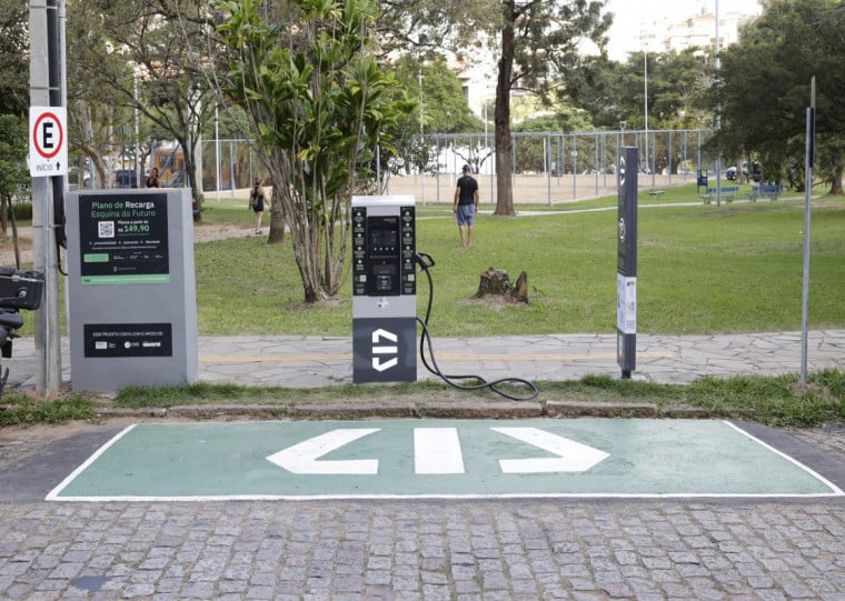 Enquanto isso, postos de carregamento públicos são oferecidos aos usuários