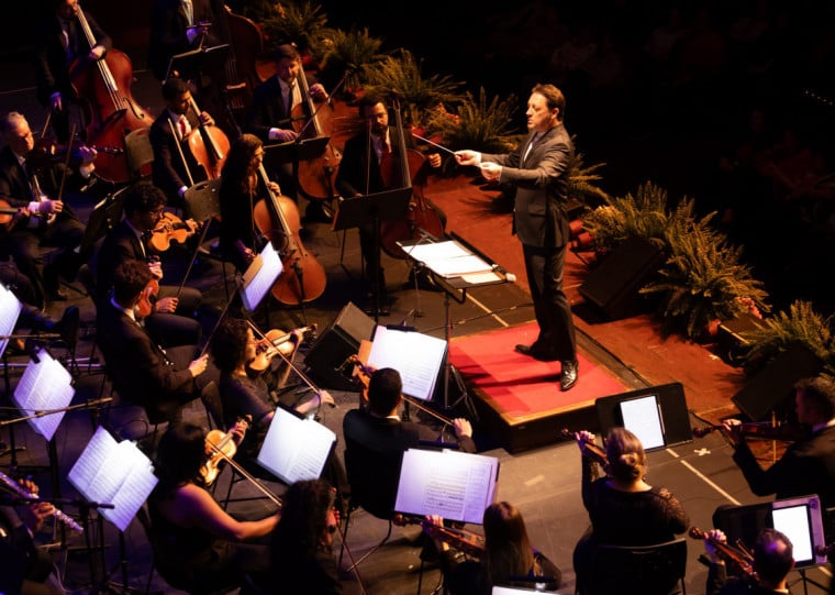 Sob regência de Evandro Matté, Orquestra Theatro São Pedro recebe convidados para um espetáculo que une música de concerto e clássicos brasileiros em Porto Alegre