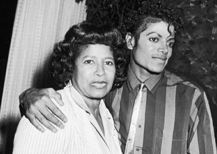 Matriarca de uma das famílias mais influentes da música, Katherine Jackson faz raras aparições