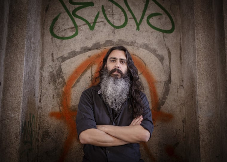 Com longa trajetória no mundo das HQs, Lobo comanda a Brasa Editora e atua como roteirista