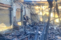 O incêndio de grandes proporções na Padaria e Confeitaria Petrópolis ocorreu na madrugada de terça-feira (5), atingindo mais dois estabelecimentos do mesmo prédio: a lancheria Mundo do Xis e o comércio Disk Chaveiro