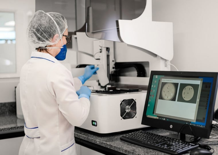 Análise do material coletado passa a ser realizada dentro do próprio laboratório