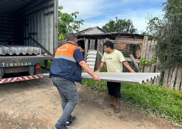 Quedas de galhos de árvores e destelhamentos foram registrados desde o começo da manhã desta quinta-feira (7) em Santa Maria
