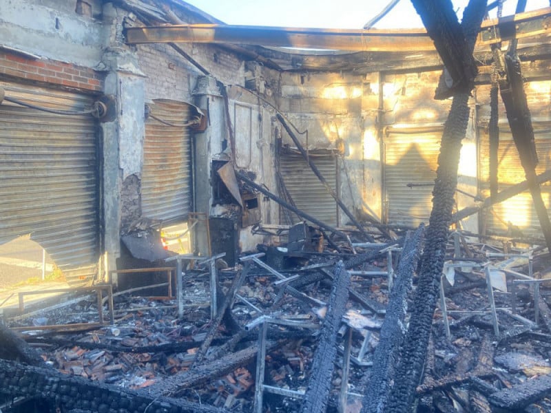O inc&ecirc;ndio de grandes propor&ccedil;&otilde;es na Padaria e Confeitaria Petr&oacute;polis ocorreu na madrugada de ter&ccedil;a-feira (5), atingindo mais dois estabelecimentos do mesmo pr&eacute;dio: a lancheria Mundo do Xis e o com&eacute;rcio Disk Chaveiro<br />Foto:  Josiane Zaniratti/Divulga&ccedil;&atilde;o/JC