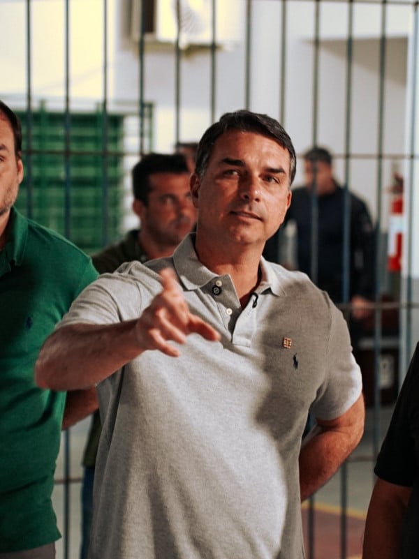 Flávio Bolsonaro lança irmão Carlos, ex-vereador do Rio, ao Senado por Santa Catarina
