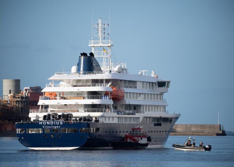 Três pessoas morreram desde o início do surto, e cinco passageiros que saíram do barco estão infectados