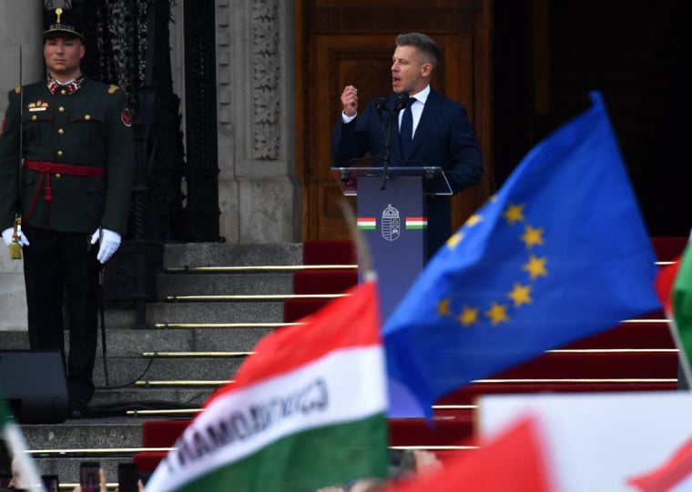 Magyar, que assumiu o cargo no s&aacute;bado, prometeu reconstruir as rela&ccedil;&otilde;es com a Uni&atilde;o Europeia