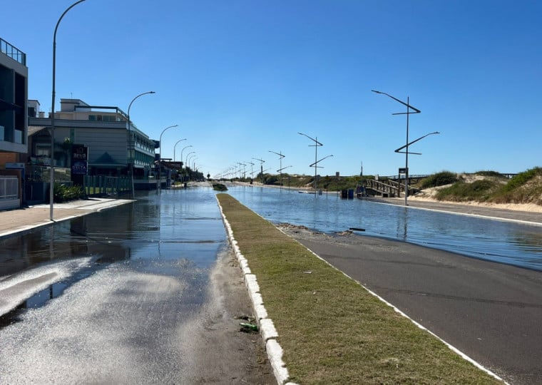 Avenida Beira-Mar est&aacute; com tr&acirc;nsito de ve&iacute;culos bloqueado