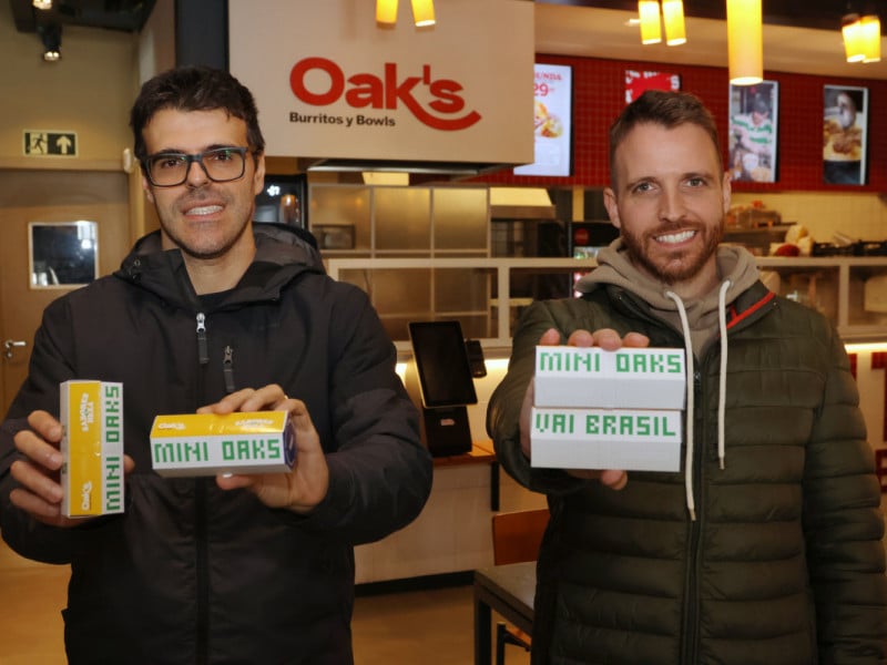 Fabr&iacute;cio Leite, CEO do Oaks, e Marce Garcia, &agrave; frente do marketing da marca, mostram as novidades para a Copa do Mundo 2026<br />Foto: Dani Barcellos/Epecial/JC