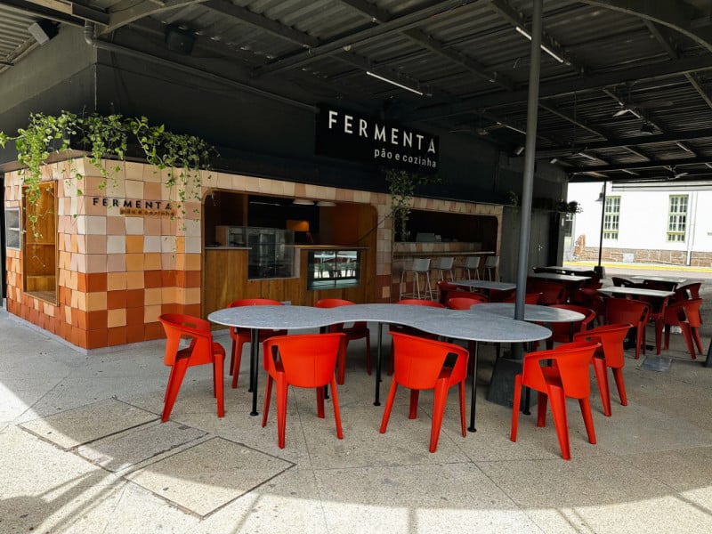 Projeto da padaria artesanal Fermenta no DC Shopping usou tubos de creme dental, madeira de demoli&ccedil;&atilde;o e acr&iacute;lico reciclado<br />Foto: Trino Arquitetura/Divulga&ccedil;&atilde;o/JC