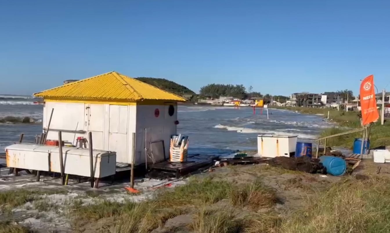 Quiosques na Praia da Cal foram atingidos pelo avan&ccedil;o das &aacute;guas | NAN&Aacute; HAUSEN/DIVULGA&Ccedil;&Atilde;O/CIDADES
