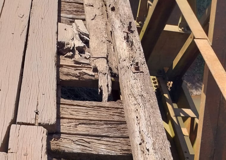 Estrutura sofre com a deterioração das madeiras, o que impede o tráfego de veículos pesados; tabuleiro da ponte será trocado