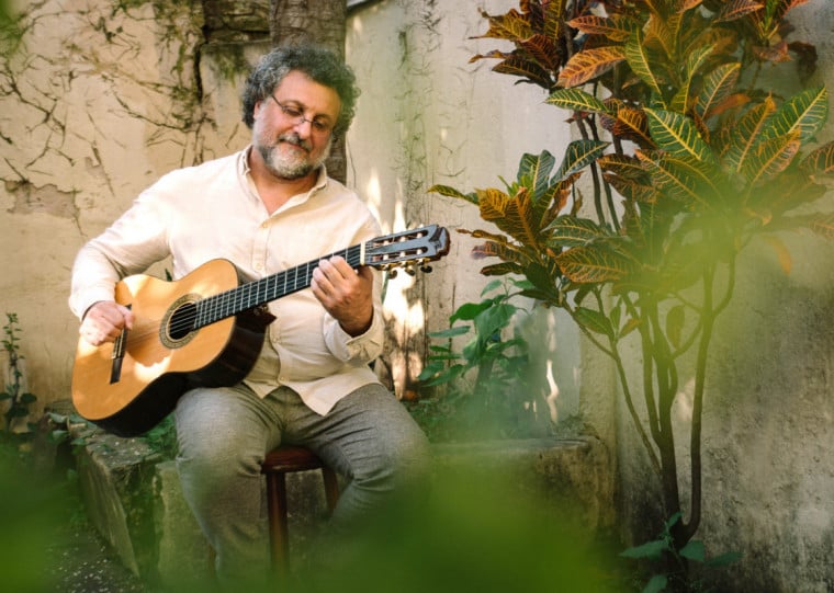 Com mais de 40 anos de carreira, cantor e compositor prepara lan&ccedil;amento de novo disco