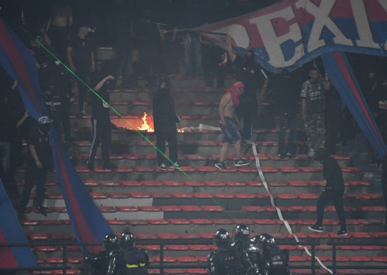 No jogo com os cariocas, torcida arrancou as grades que separam a arquibancada do campo