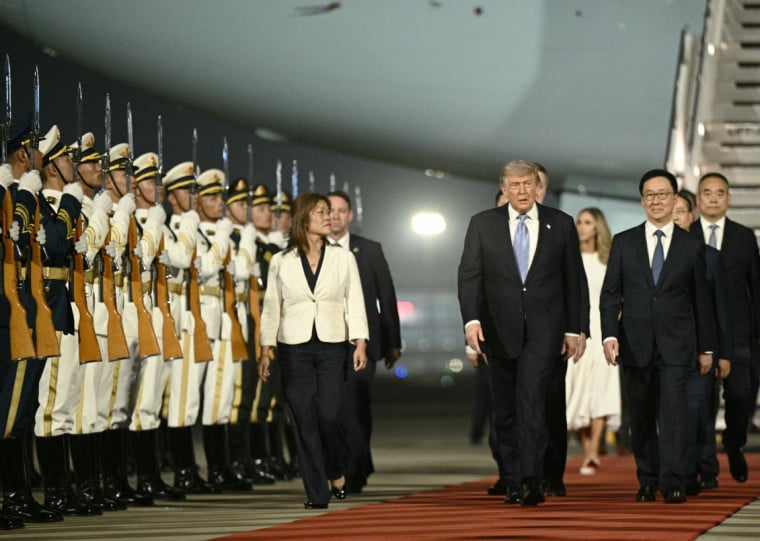 Presidente norte-americano foi recebido com honras militares em Pequim 