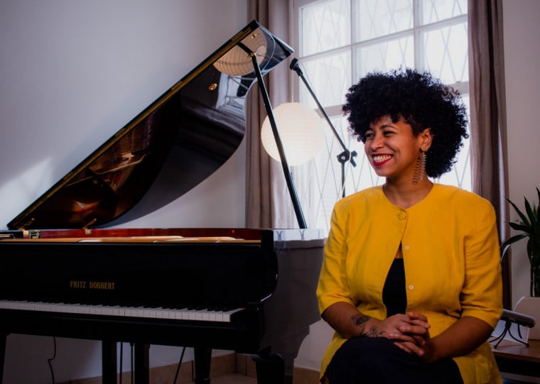 Mel Souza usa o piano para aproximar erudito e popular no 'não-recital' 'Desembrulhada'