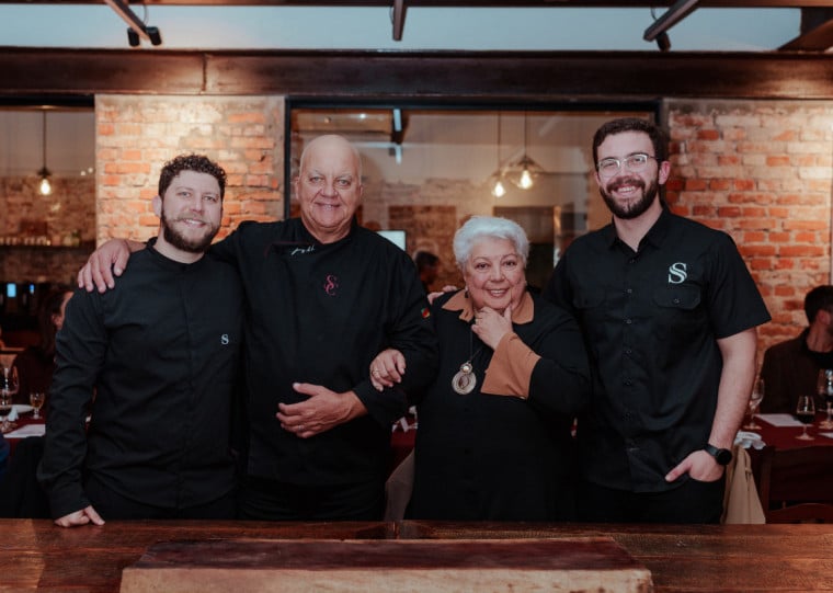 Rafael, Jorge, Elaine e Fabrício, integrantes da família Aita, que seguem recriando  sabores no tradicional restaurante Santo Antônio  
