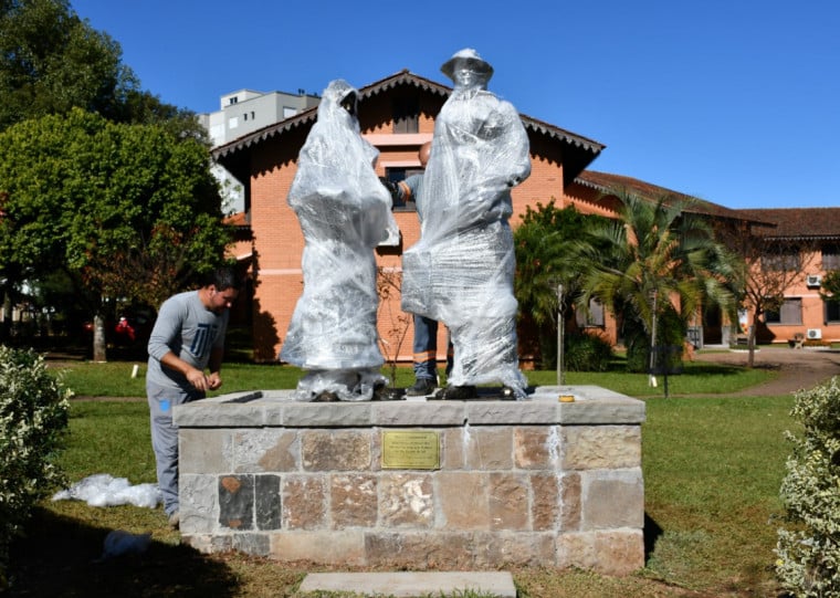 Escultura, feita pelo artista plástico Thoy Maciel, foi instalada e será oficialmente lançada nesta sexta-feira, em solenidade às 19h