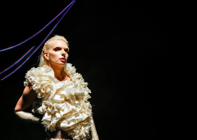 Artista gaúcha que funde pop eletrônico e dance punk se apresenta nesta sexta-feira (15), às 20h