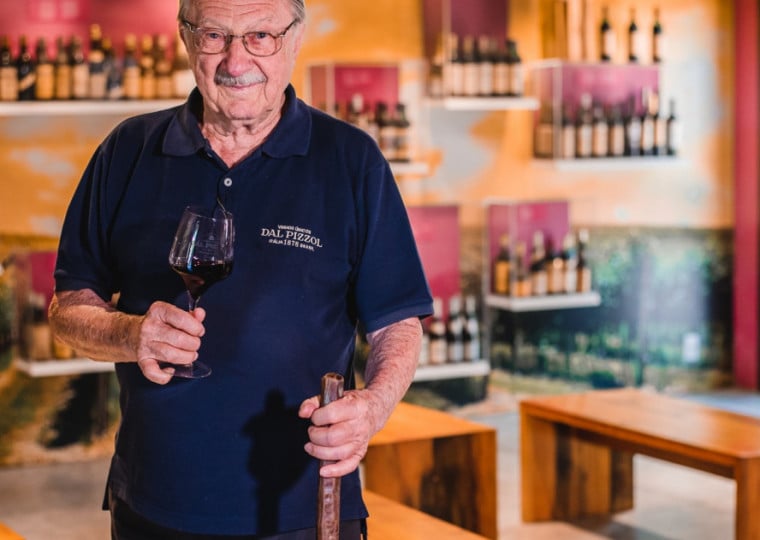 No parque temático da vinícola Dal Pizzol,. Rinaldo mantém uma coleção com 400 variedades de videiras dos cinco continentes
