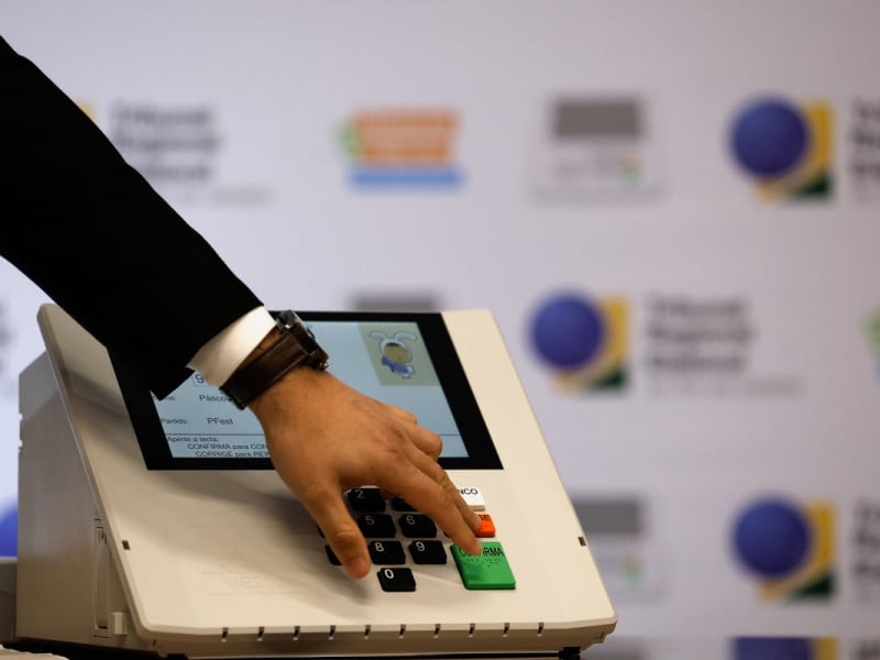 Campanha eleitoral começa em um mês nas ruas e na internet