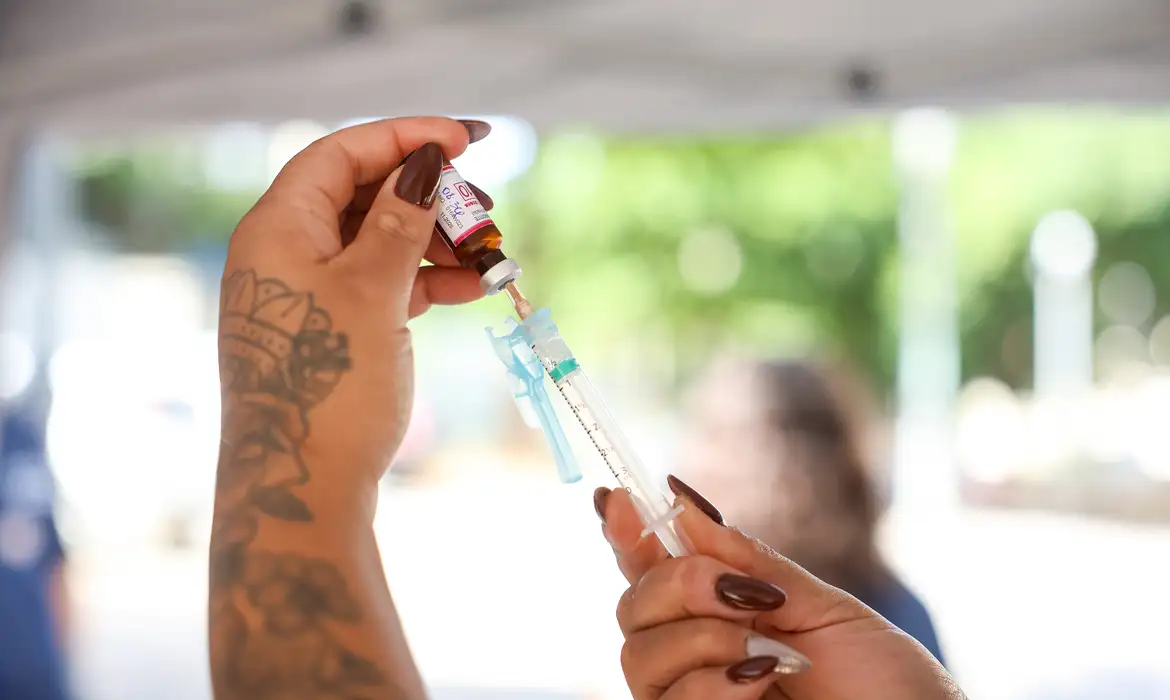 A vacina contra a gripe oferecida pelo Sistema Único de Saúde protege contra o tipo A e está sendo aplicada em todo o país