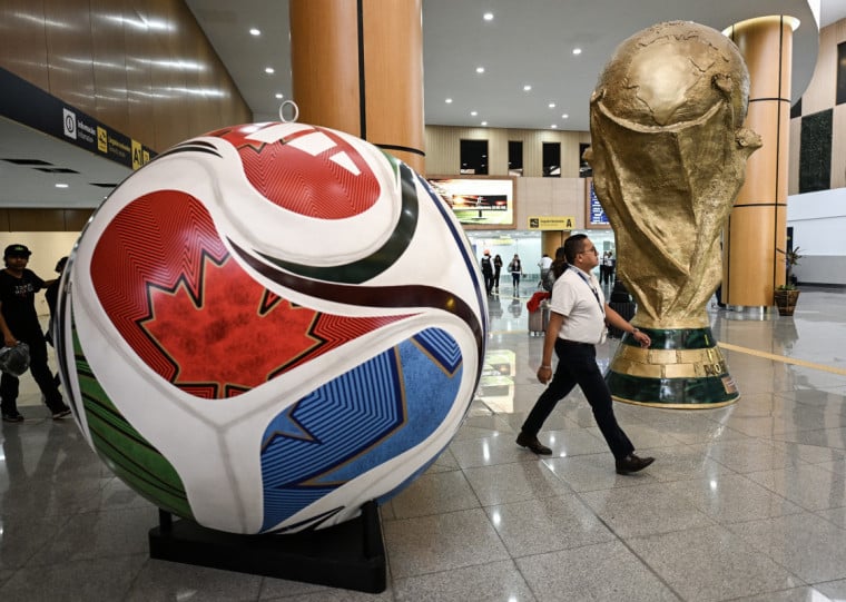 Passageiros que desembarcaram no aeroporto da Cidade do M&eacute;xico s&atilde;o recebidos no clima da Copa