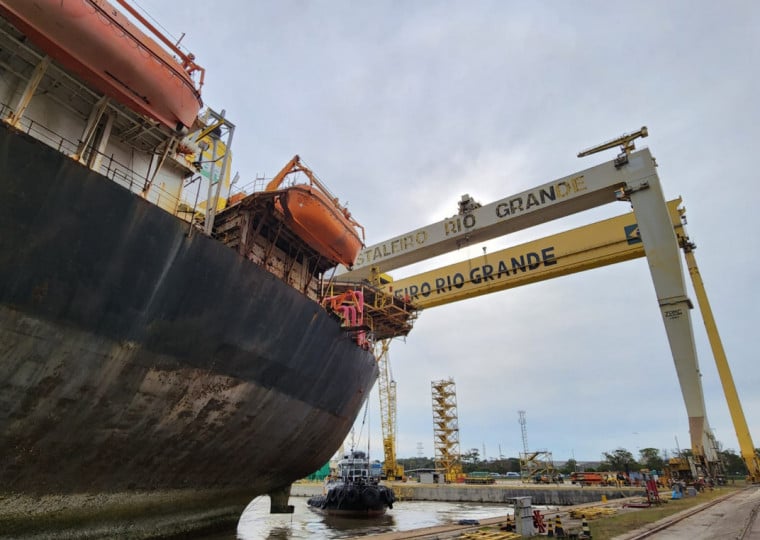 Material, transportado de Santa Catarina, será utilizado na fabricação dos 13 navios que estão sendo construídos para a Transpetro