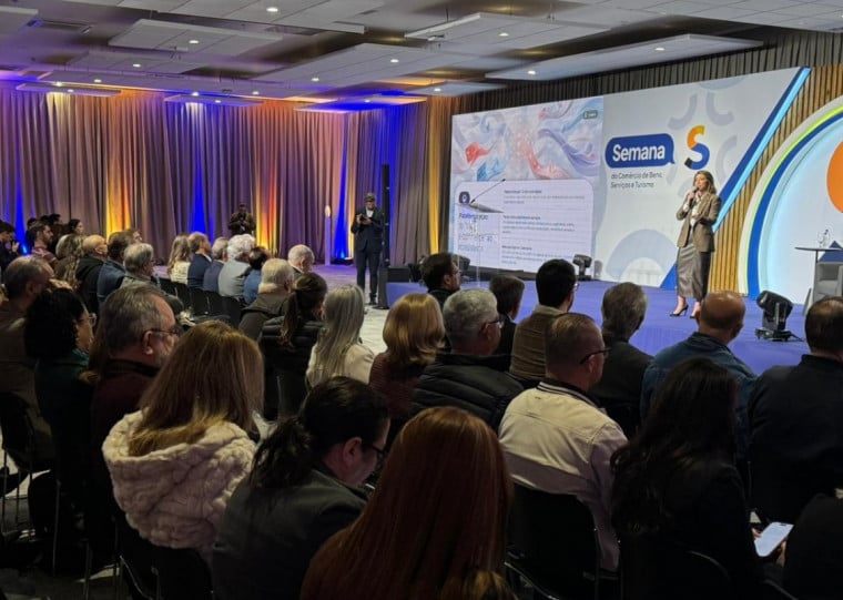 Juliana mostrou aplicações práticas da tecnologia e ativou a plateia a testar inovações