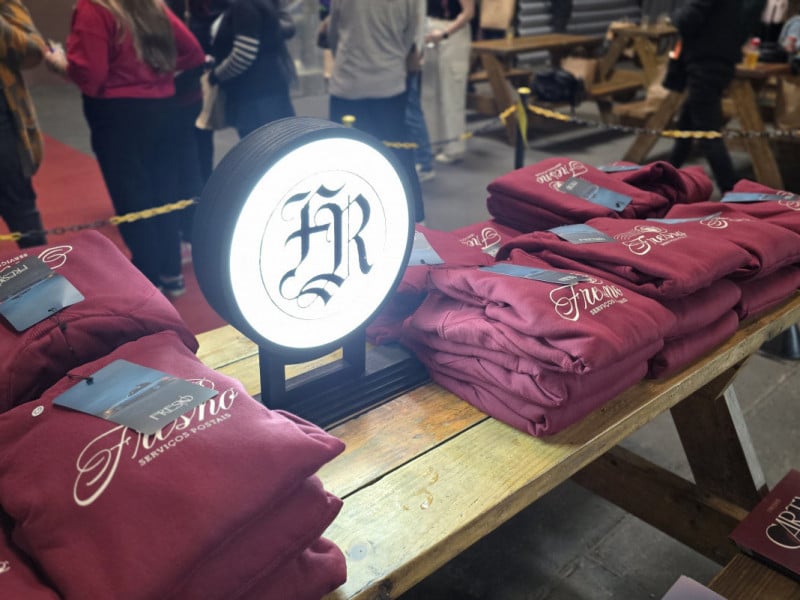 No espa&ccedil;o, &eacute; poss&iacute;vel encontrar itens como moletons, camisetas e discos de vinil<br />Foto: Nathan Lemos/JC