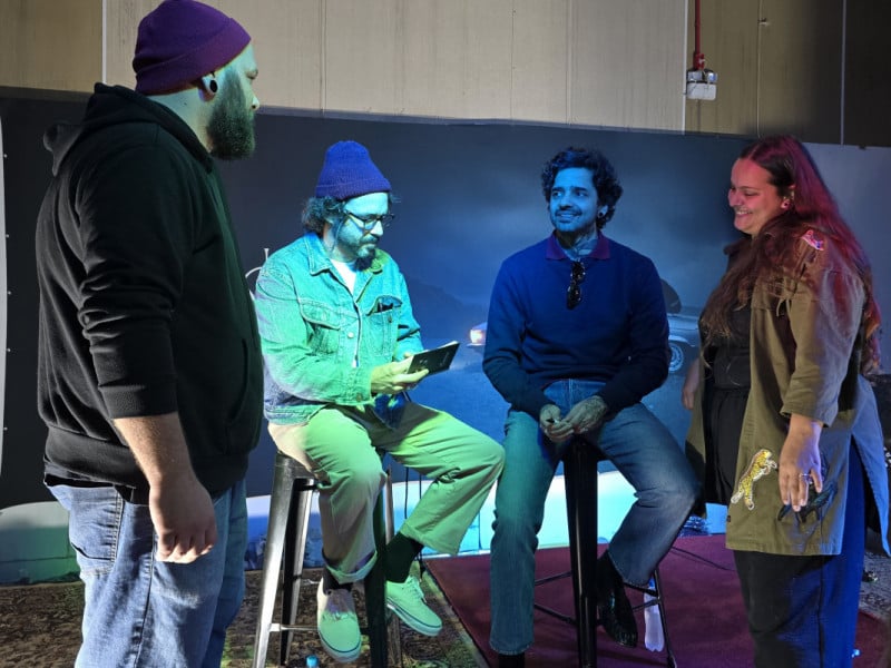 Al&eacute;m da venda dos itens, os m&uacute;sicos atenderam f&atilde;s no espa&ccedil;o<br />Foto: Nathan Lemos/JC
