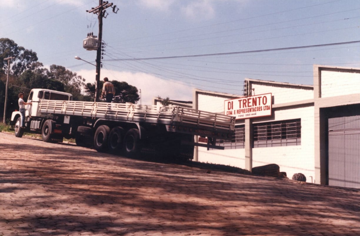Neg&oacute;cios foram verticalizados a partir de oportunidades; primeiro caminh&atilde;o para transporte foi comprado nos anos 1980 | Acervo Argenta/Divulga&ccedil;&atilde;o/JC