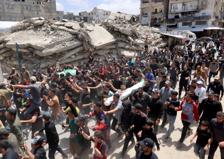 Palestinos carregam o corpo de Izz al-Din al-Haddad , chefe dao braço armado do movimento palestino, morto pelo Exército de Israel