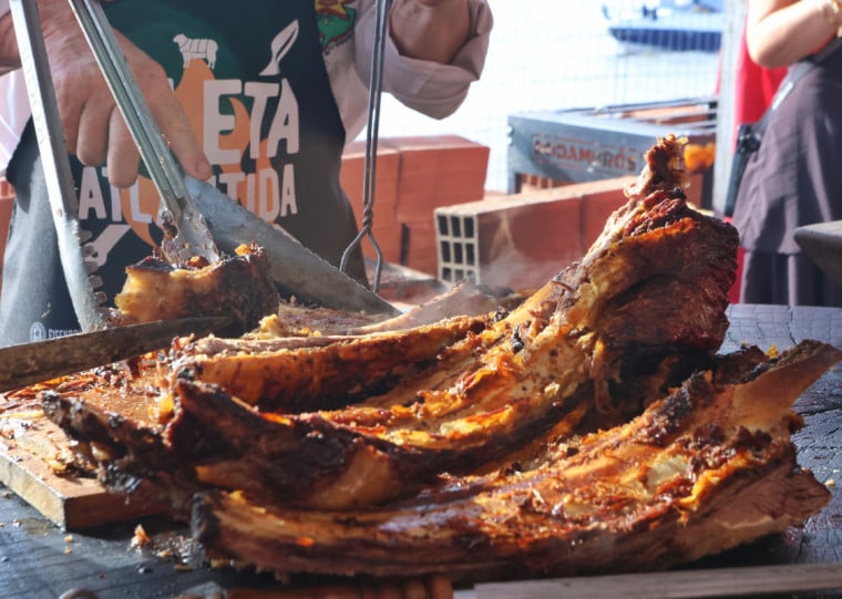 Estrutura re&uacute;ne centenas de trios e pode chegar a cerca de 10 toneladas de carne assada