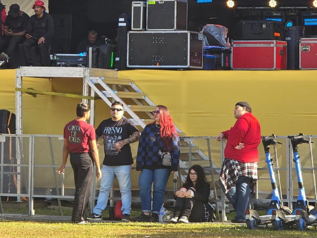 Caracterizados com camisetas da banda e da turnê Carta de Adeus, fãs aguardam desde cedo na grade para garantir o melhor lugar | Nathan Lemos/JC