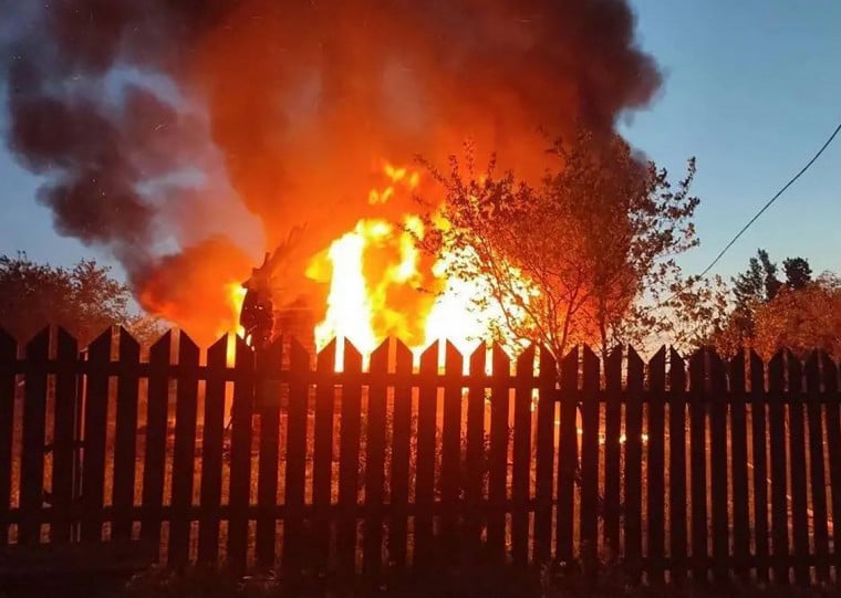  This handout photograph posted on the official Telegram channel of Moscow Region Governor Andrey Vorobyov on May 17, 2026 shows a burning building following an air attack at an undisclosed location in the Moscow region, amid the ongoing Russian-Ukrainian conflict. A huge wave of more than 500 Ukrainian drones attacked Russia overnight, killing three people in the Moscow region, authorities said on May, 17, 2026. Air defences shot down 556 drones in more than a dozen regions, including Moscow, Russia's defence ministry said, in one of the largest Ukrainian barrages of the ongoing conflict so far. (Photo by Handout / TELEGRAM / @vorobiev_live / AFP) / RESTRICTED TO EDITORIAL USE - MANDATORY CREDIT 