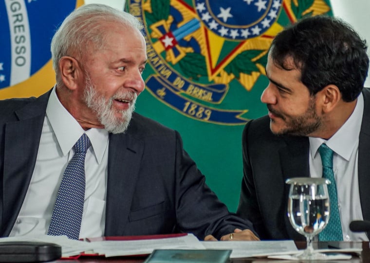 Brasília, 04/06/2024 - O presidente Luiz Inácio Lula da Silva, (e) conversa com ministro, Jorge Messias (d), sancionam o projeto de Lei nº 1803/2023, que altera o código de processo civil para estabelecer que a eleição de foro deve guardar pertinência com o domicílio das partes ou com o local da obrigação e que o ajuizamento de ação em juízo aleatório constitui prática abusiva.
Foto: Rafa Neddermeyer/ Agência Brasil