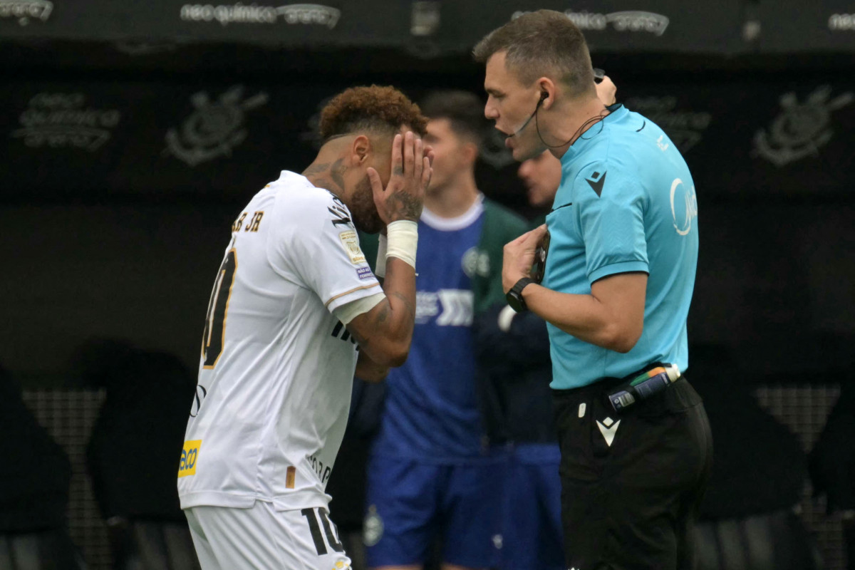 Confusão com a arbitragem faz Neymar deixar campo antes da hora antes de convocação