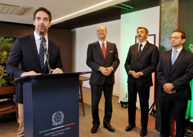 Entidades governamentais e representantes do consulado italiano acompanharam a solenidade