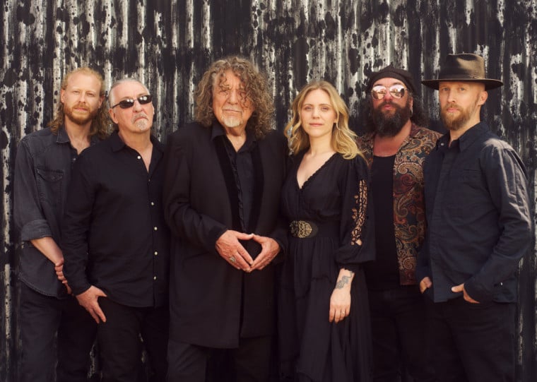 Vocalista (centro) vem se apresentando com o Saving Grace desde 2019