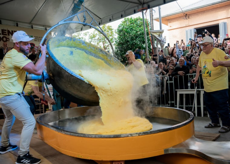 Cerca de 7 mil cumbucas de polenta guarnecidas com molho de carne e queijo ralado foram distribu&iacute;das ao p&uacute;blico
