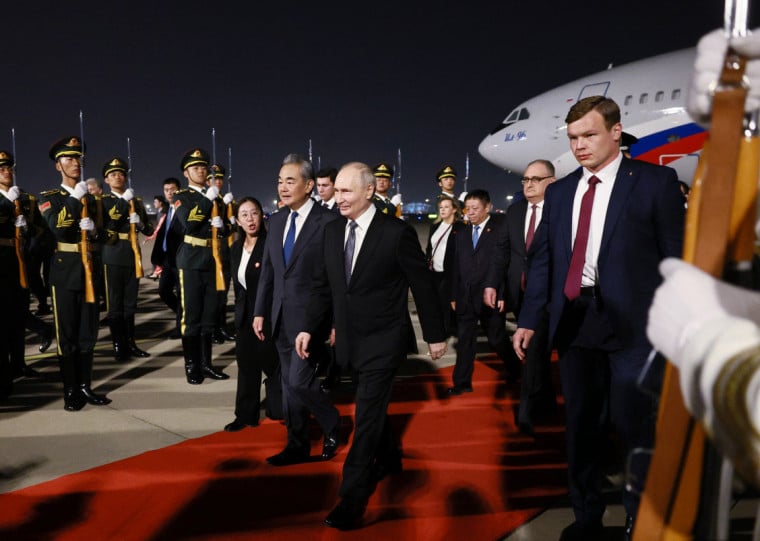 Putin foi recebido no aeroporto da capital chinesa pelo chanceler Wang Yi