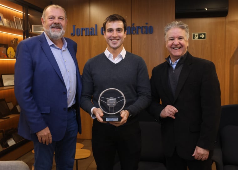 Giovanni Tumelero, diretor-presidente JC, recebeu pr&ecirc;mio de Jefferson F&uuml;rstenau, presidente do Sincodiv/Fenabrave-RS, e do conselheiro Ambr&oacute;sio Pesce Neto