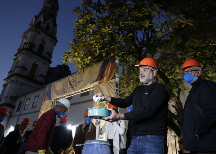 Toninho Sarasá fez a queima da cal, material que será utilizado na obra