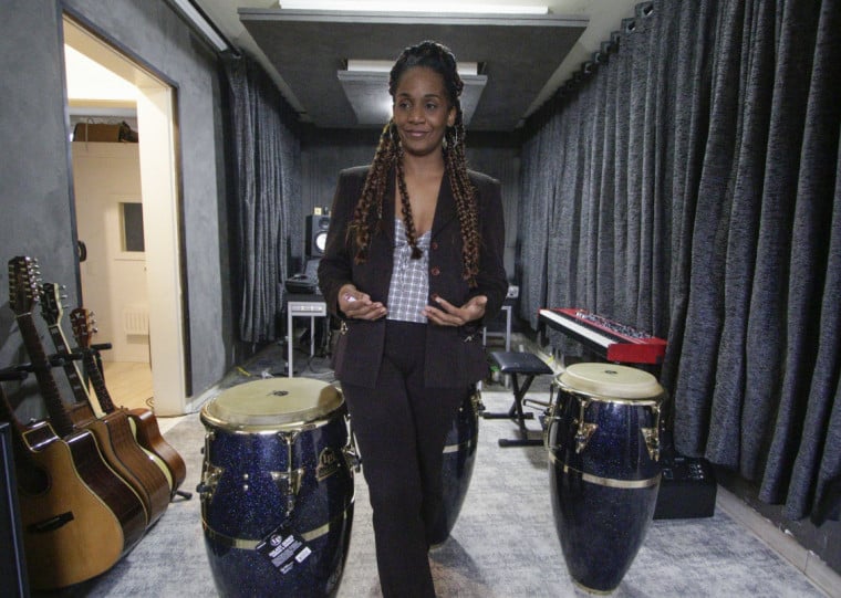 Cantora e compositora cubana Indira Castro completa três anos em Porto Alegre neste mês dedicado aos migrantes