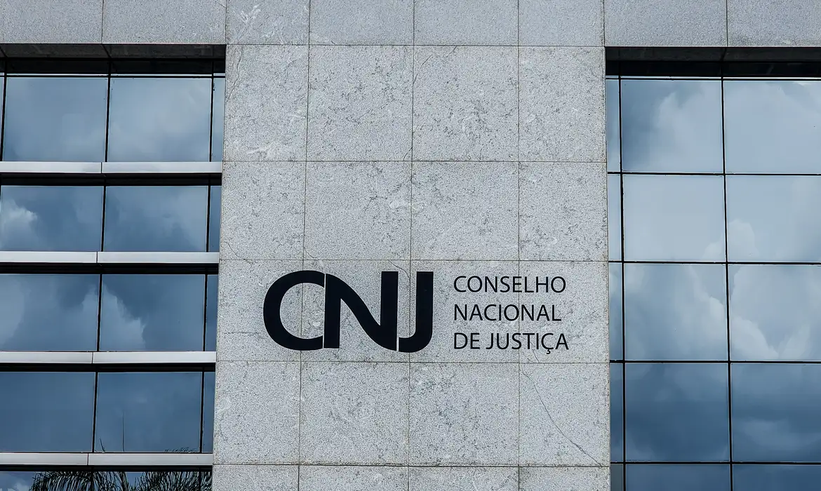 O objetivo é impedir a movimentação de valores para contas de terceiros, evitando que o devedor tenha tempo de retirar ou transferir os recursos antes do cumprimento da ordem judicial